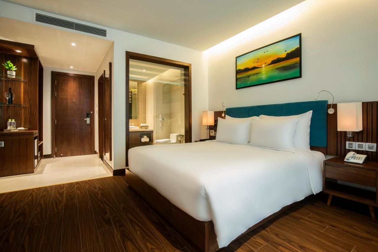 Maximilan Danang Beach Hotel Exterior foto