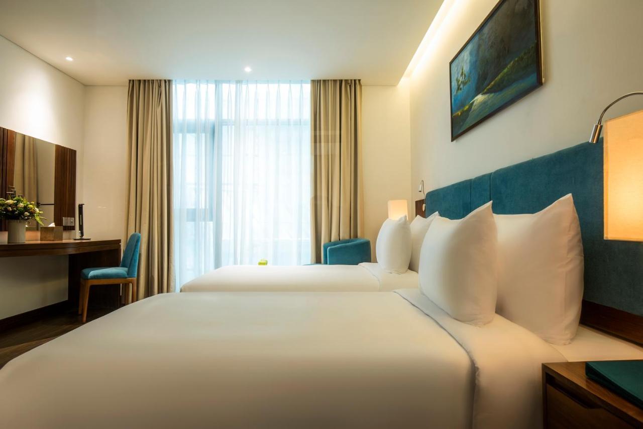 Maximilan Danang Beach Hotel Exterior foto