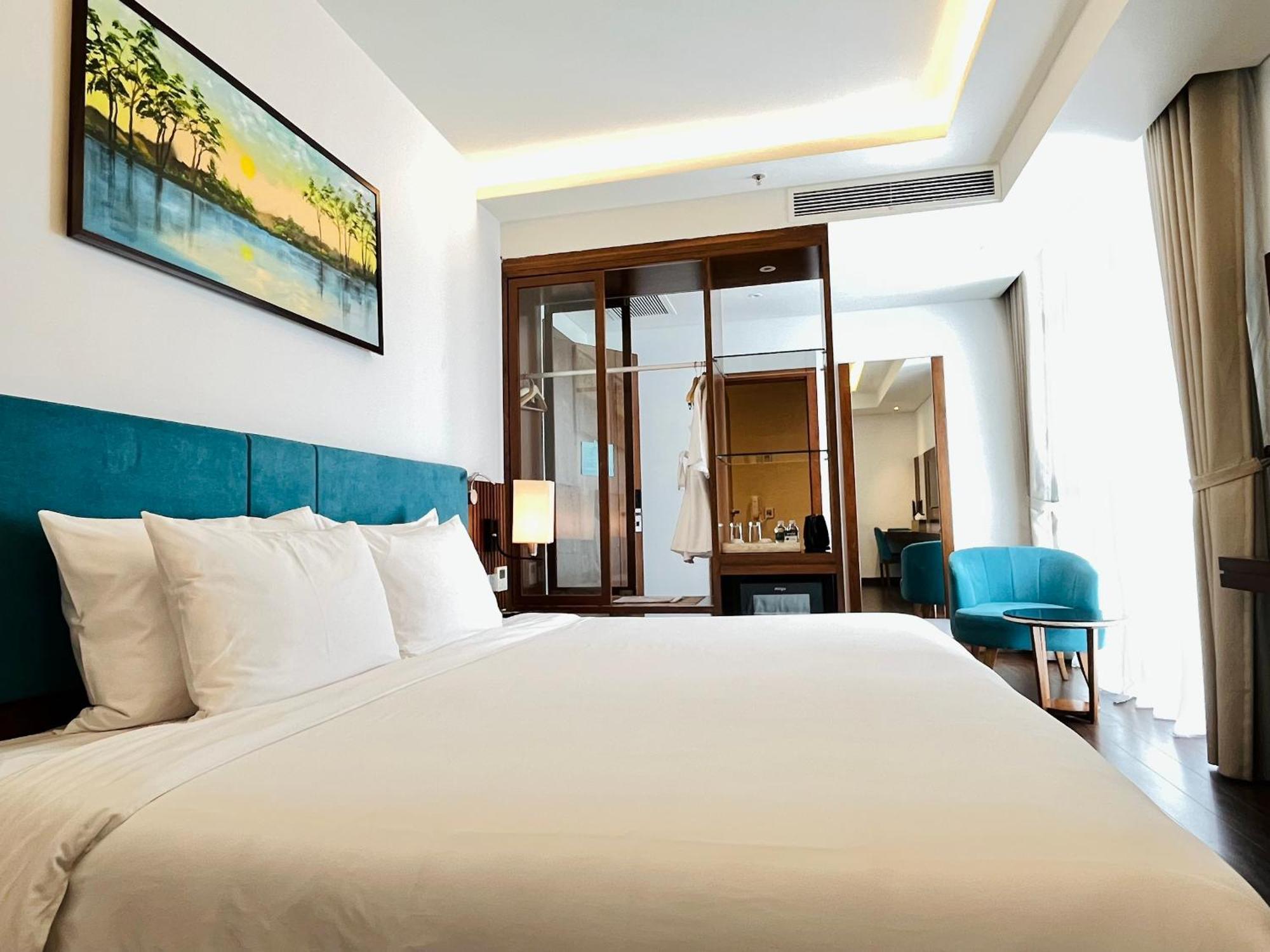 Maximilan Danang Beach Hotel Exterior foto