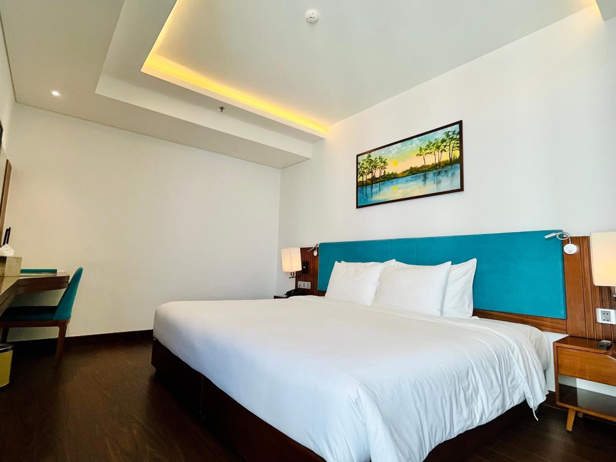 Maximilan Danang Beach Hotel Exterior foto