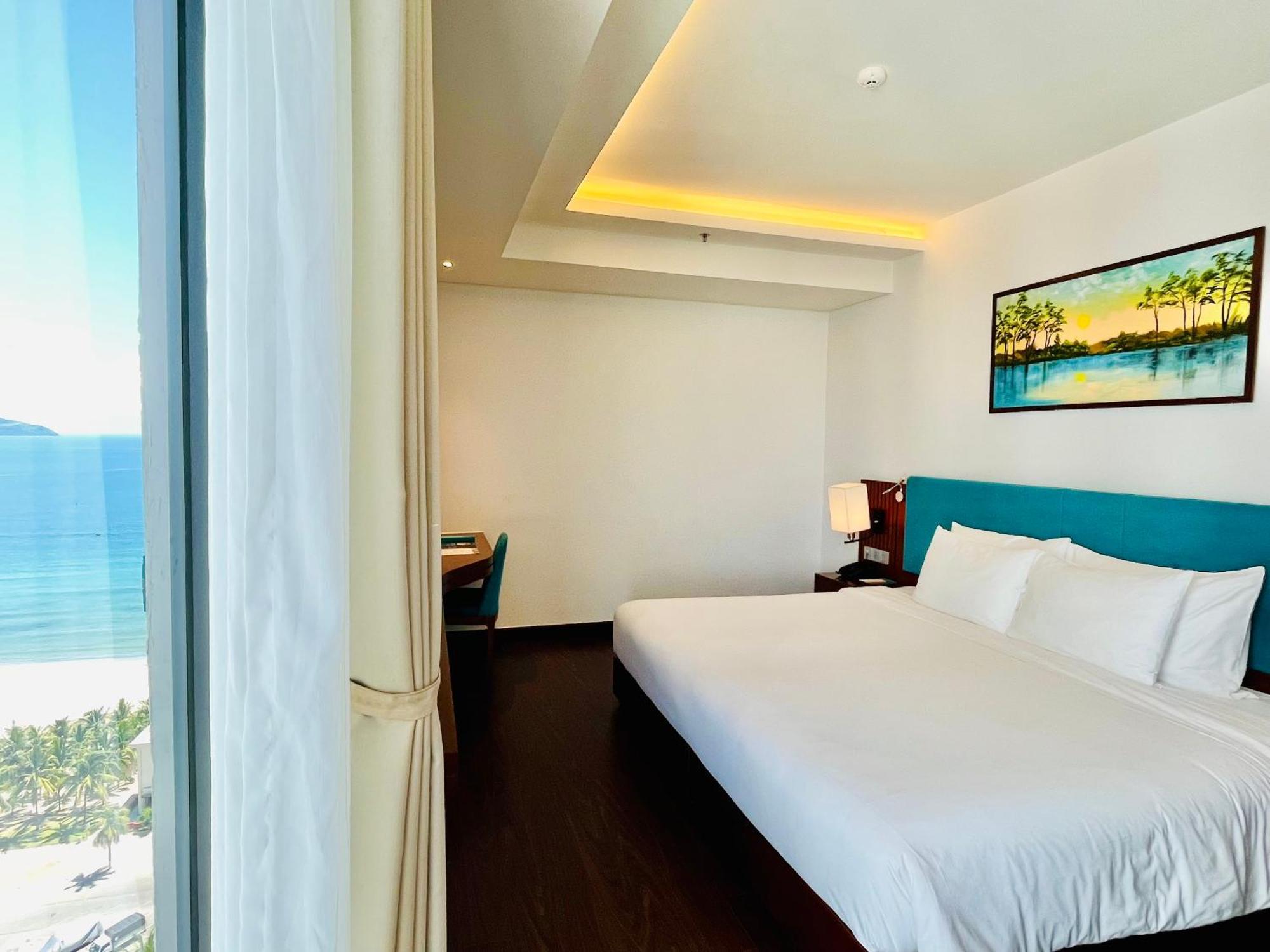 Maximilan Danang Beach Hotel Exterior foto