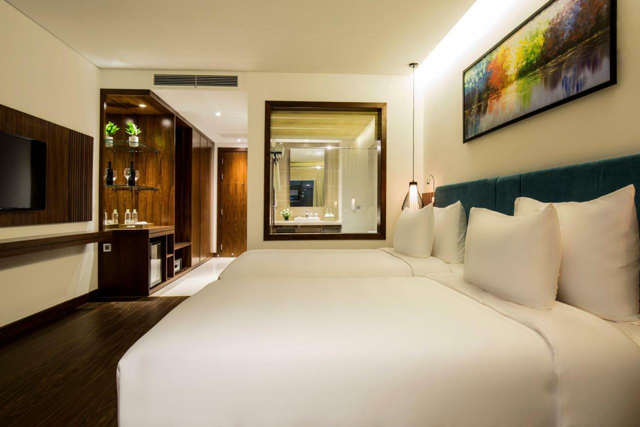 Maximilan Danang Beach Hotel Exterior foto