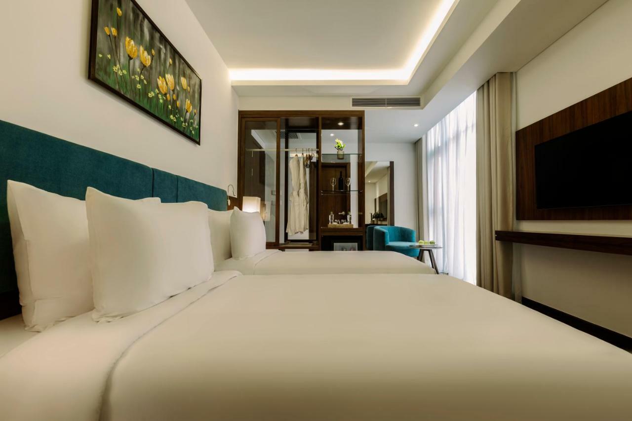 Maximilan Danang Beach Hotel Exterior foto