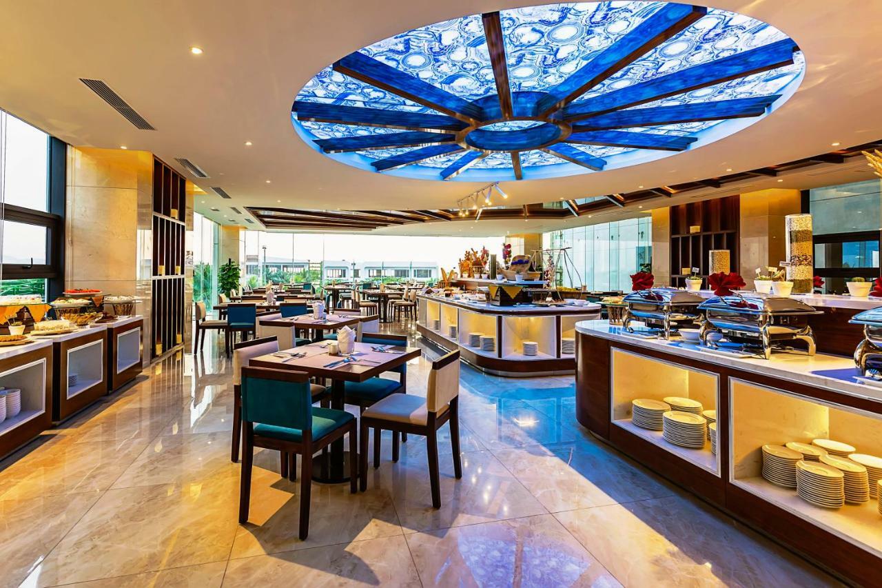Maximilan Danang Beach Hotel Exterior foto